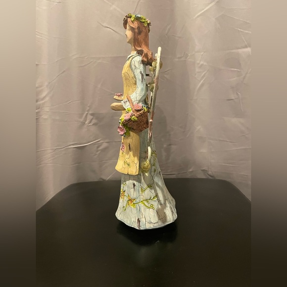 Tii Collection Resin Woodland style Angel with Basket of Flowers. Like New. - Picture 4 of 4